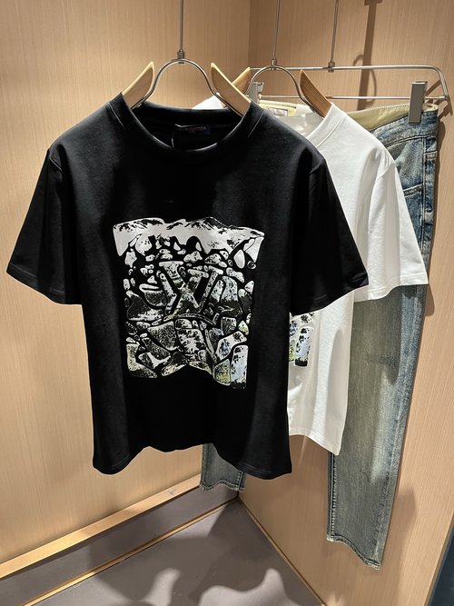 Louis Vuitton Stylish Cotton Crewneck T-Shirt with Logo Print