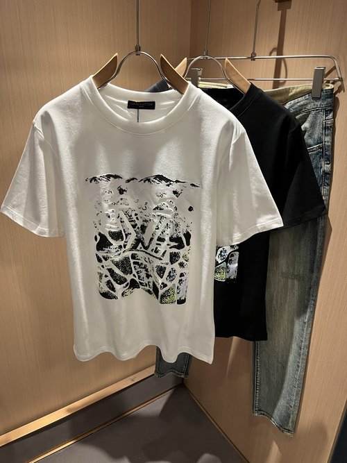 Louis Vuitton Stylish Cotton Crewneck T-Shirt with Logo Print