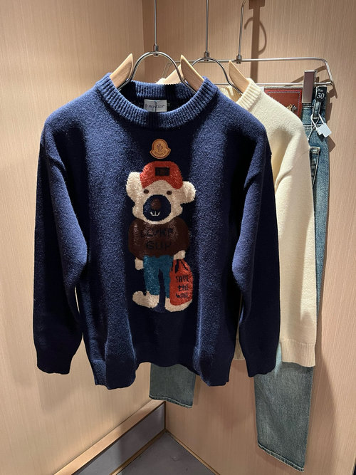 Moncler Comfortable Knitted Wool Sweater with Logo Badge