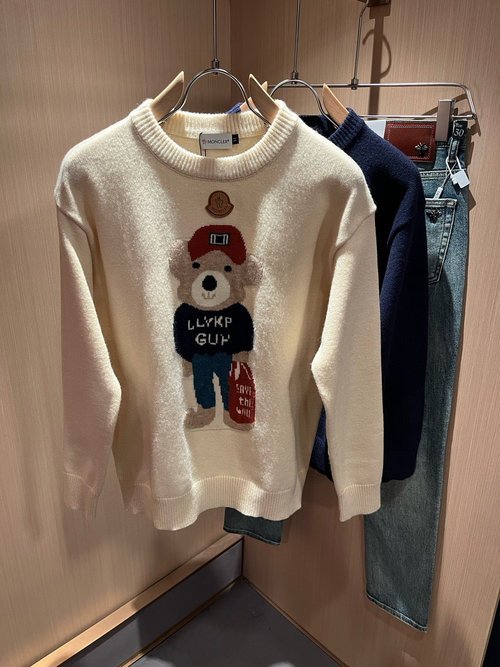 Moncler Comfortable Knitted Wool Sweater with Logo Badge