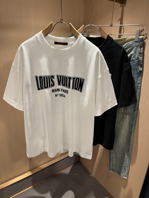 Louis Vuitton Fashionable Short-sleeved T-shirt with Logo Decoration