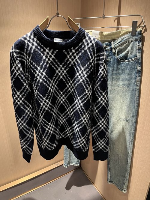 Burberry Custom Wool Sweater with Timeless Design