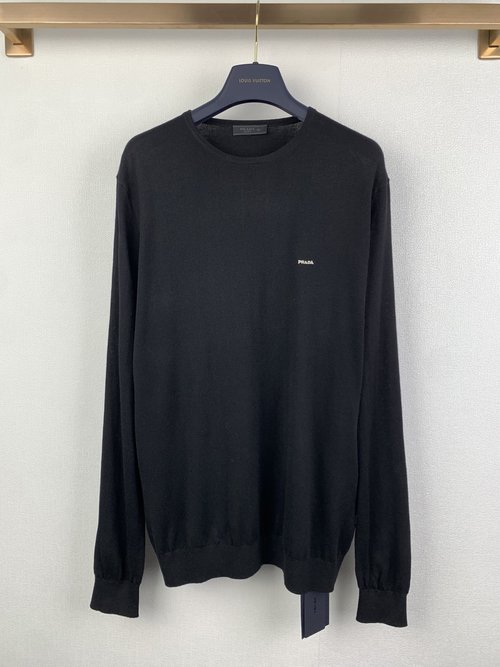 Prada Fine Wool Long-Sleeve Pullover with Embroidered Emblem (优化，合并并替换词汇)