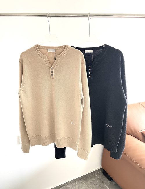 Dior Button-Decorated Gray Knit Sweater Suitable for All Occasions