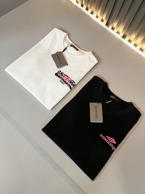 Balenciaga Stylish T-Shirt with Unique Press-Glue Design