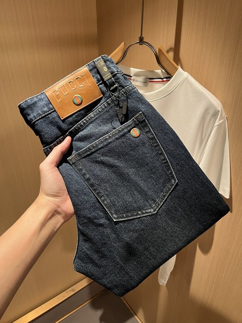 Gucci Classic Jeans with Logo Waistband Tag and Enhanced Comfort