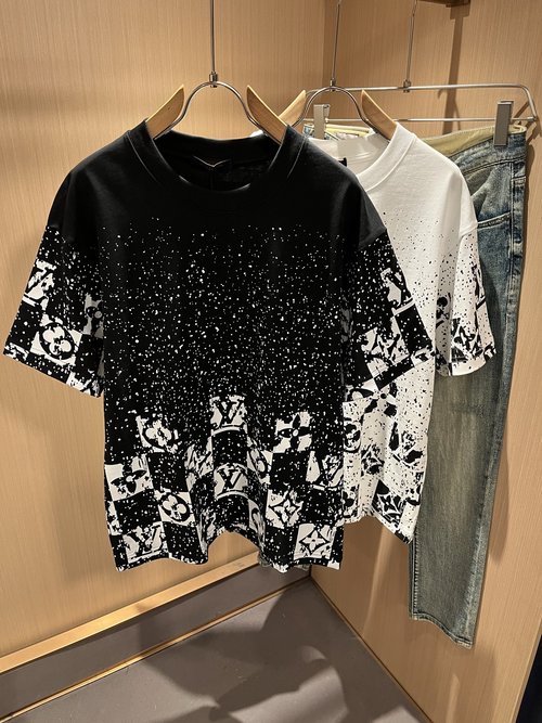 Louis Vuitton Chic Unisex T-shirt with Unique Logo Print
