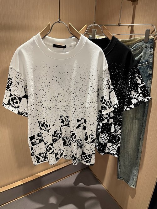 Louis Vuitton Stylish Short Sleeve T-shirt with Distinctive Brand Logo