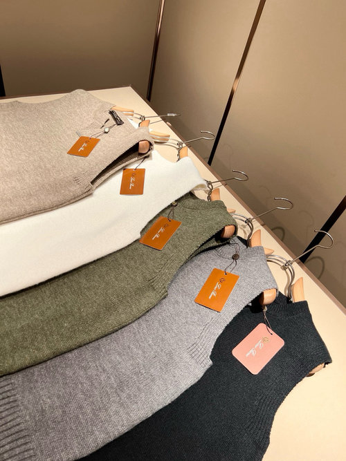 Loro Piana Comfortable Knitted Vest with 3D Texture and Metal Logo