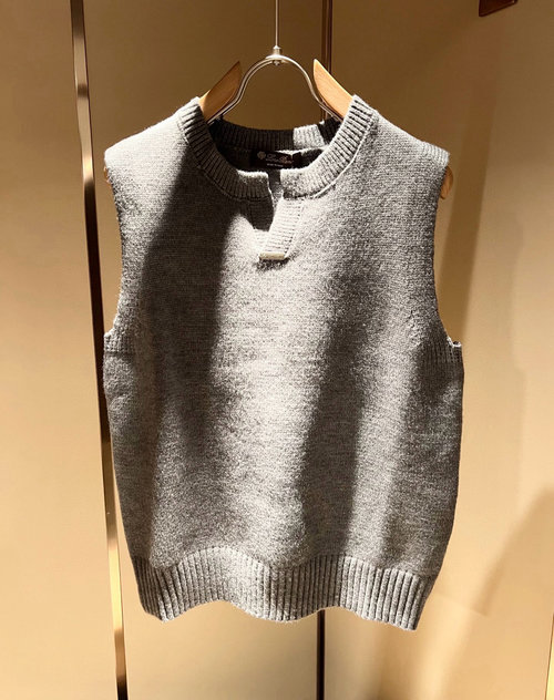 Loro Piana Elegant Knitted Vest with Exquisite Craftsmanship and Logo