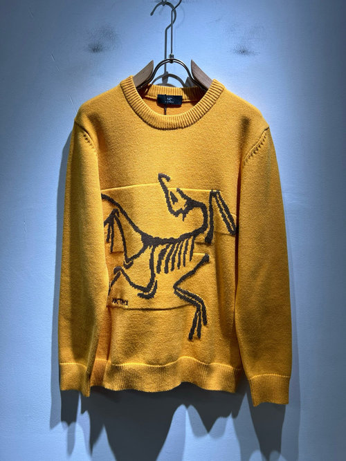 Canada Goose Knitted Wool Sweater Boasting Unique Structural Design