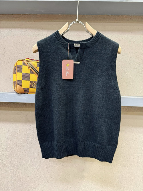Loro Piana Exquisite Knitted Wool Vest with Fashionable Design