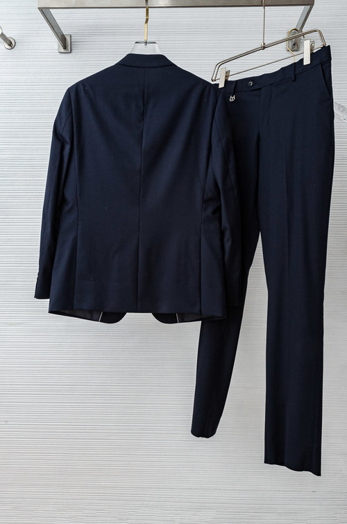 Brunello Cucinelli Luxury Wool Blend Business Suit with Unique Texture