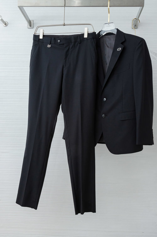 Brunello Cucinelli Luxurious Wool Blend Business Suit with Unique Texture