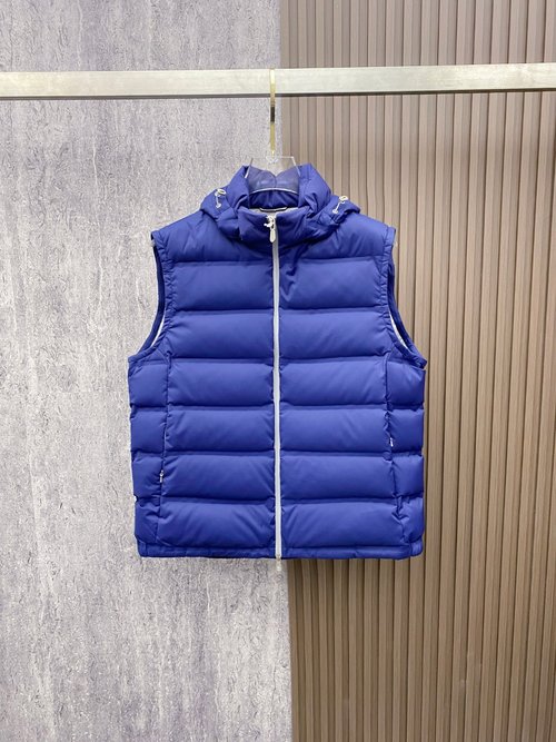 Brunello Cucinelli Down Vest with Detachable Hood and High-Quality Fabric