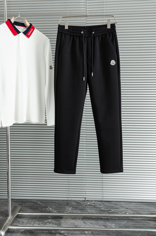 Moncler Comfortable Straight-Leg Pants with Premium Fabric