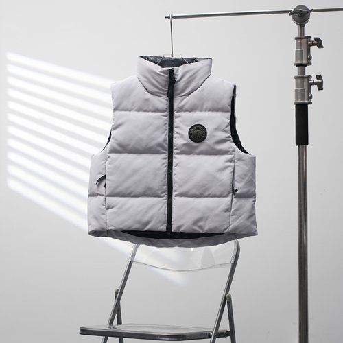 Canada Goose Short Stand-up Collar Down Vest in Gray-White